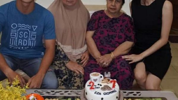 Ini Momen Hangat Eza Gionino Saat Makan Bareng Ibu dan Saudaranya