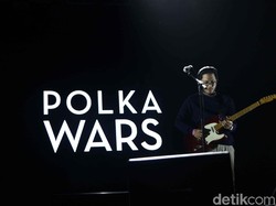 Rintik Hujan, Penonton Tetap Setia Nyanyi Bareng Polka Wars