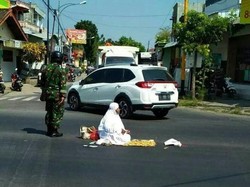 Bikin Heboh, Viral Seorang Nenek Salat di Tengah Jalan