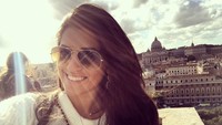 Natalia Becker langsung jadi primadona baru di kalangan WAGs Liverpool. Wanita berprofesi dokter ini adalah istri kiper The Reds Alisson Becker. (Instagram @natalialbecker)