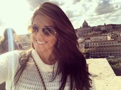 Natalia Becker langsung jadi primadona baru di kalangan WAGs Liverpool. Wanita berprofesi dokter ini adalah istri kiper The Reds Alisson Becker. (Instagram @natalialbecker)