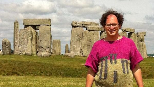 Kreatif! Pria Ini Padukan Sweater dengan Lokasi Foto