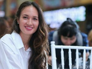 Nadine Chandrawinata Sebut Bendera Robek Itu Sudah Lama Berkibar di Wayag