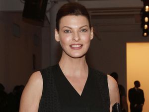 Jadi Korban Malapraktik Oplas, Linda Evangelista Tak Mau Lagi Bercermin Jadi Korban Malapraktik Oplas, Linda Evangelista Tak Mau Lagi Bercermin