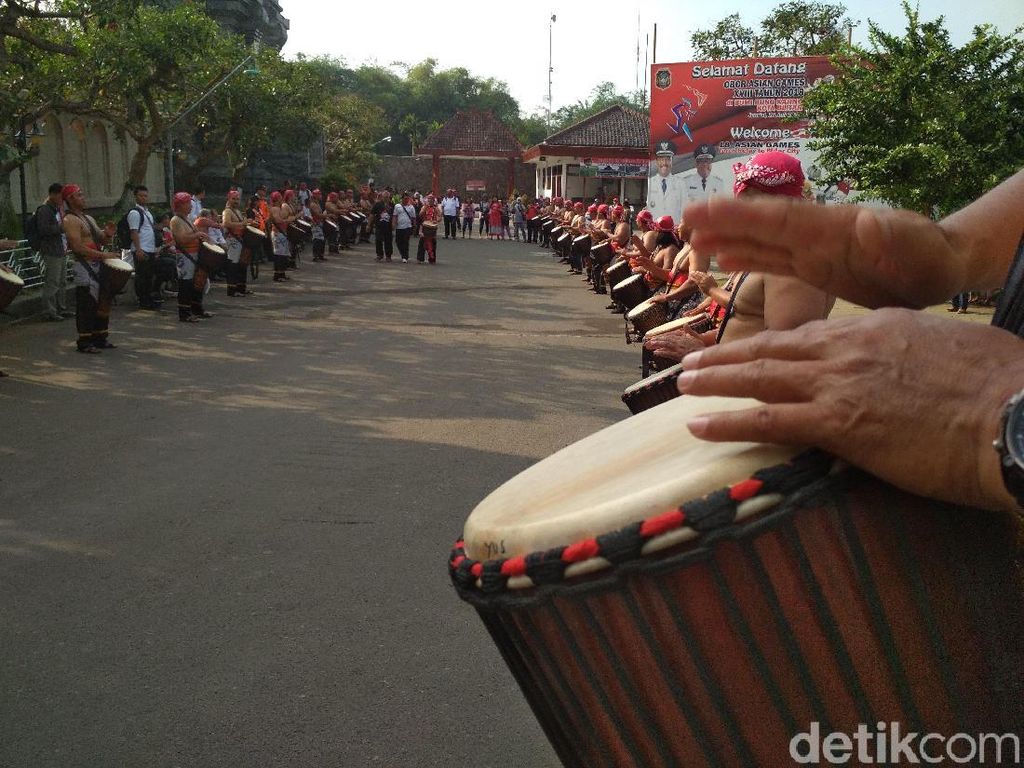 Diiringi Rampak Gendang, Obor Asian Games Diarak Keliling Blitar Diiringi Rampak Gendang, Obor Asian Games Diarak Keliling Blitar