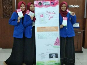 Mahasiswa UMP Manfaatkan Limbah Kulit Semangka Menjadi Gel Anti Jerawat Mahasiswa UMP Manfaatkan Limbah Kulit Semangka Menjadi Gel Anti Jerawat