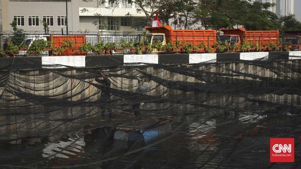 Jaring yang menutup Kali Item di depan Wisma Atlet Kemayoran, Jakarta, 20 Juli.