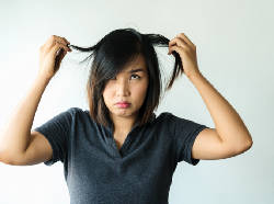 Rambut Sering Rontok Usai Melahirkan, Bun? Begini Cara Mengatasinya