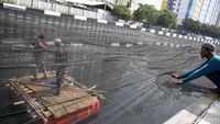 Ini Dia Kali Item Dekat Wisma Atlet yang Ditutupi Waring