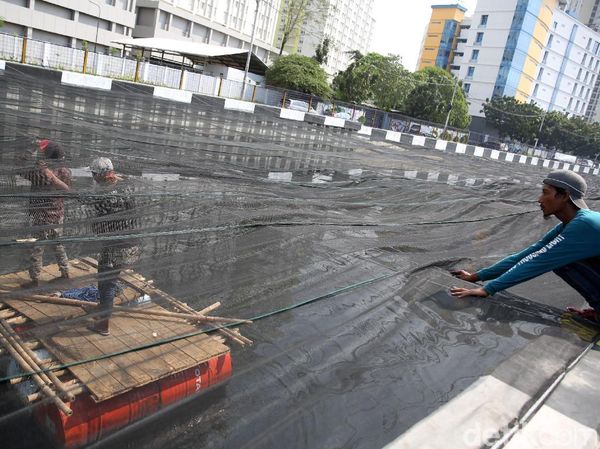 Ini Dia Kali Item Dekat Wisma Atlet yang Ditutupi Waring