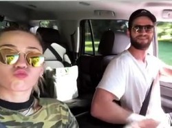Bantah Batal Tunangan dengan Miley, Liam Hemsworth Unggah Video Lucu