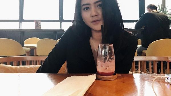 Minum Jus dan Ngopi, Begini Gaya Kulineran Mantan Puteri Indonesia Karina Nandia