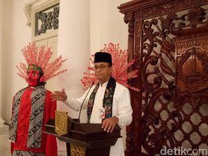 Anies: Waring Dipasang untuk Kurangi Bau Kali di Dekat Wisma Atlet Anies: Waring Dipasang untuk Kurangi Bau Kali di Dekat Wisma Atlet