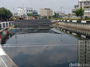 Waring dan Kali Item yang Makin Hitam