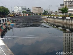 Waring dan Kali Item yang Makin Hitam