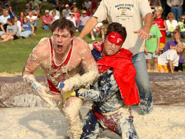 Foto Gulat Unik Dalam Kolam Mashed Potato