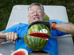 Wouw! Pria Ini Pecahkan Rekor Baru Potong Semangka di Atas Perut