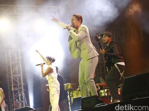 Seru! Penonton Joget Bareng Maliq & Dessentials di WTF 2018 Seru! Penonton Joget Bareng Maliq & Dessentials di WTF 2018