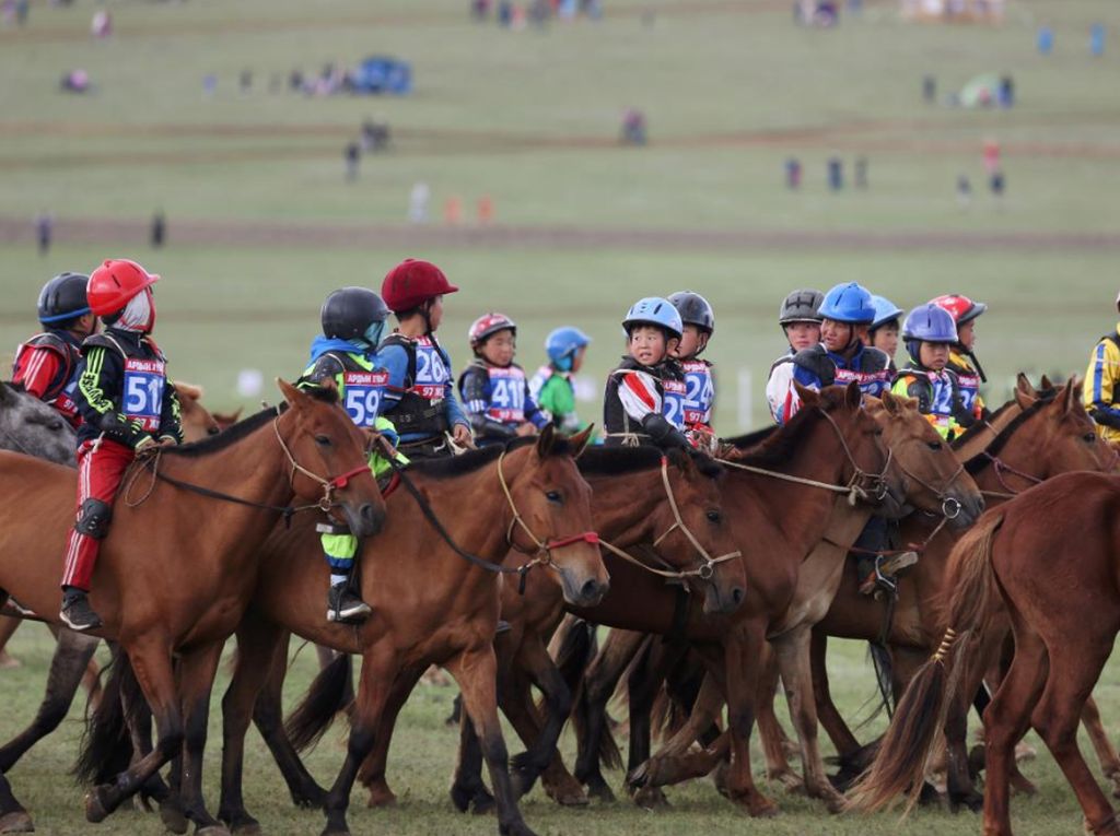 Tradisi Pacuan Kuda Anak di Mongolia yang Kontroversial