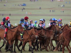 Tradisi Pacuan Kuda Anak di Mongolia yang Kontroversial Tradisi Pacuan Kuda Anak di Mongolia yang Kontroversial