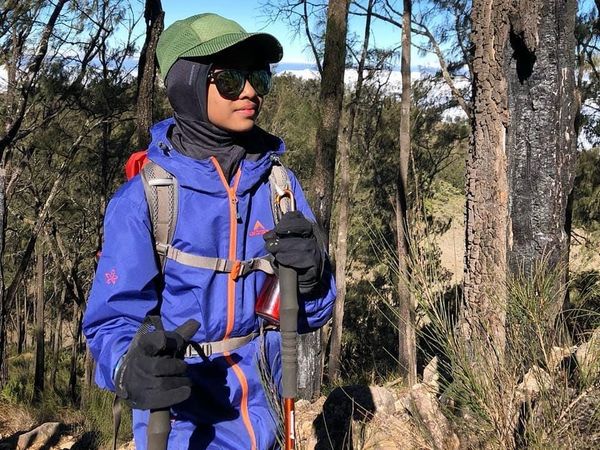 Hijabers Cilik Ini Jadi Pendaki Puncak Jaya Wijaya Termuda di Dunia