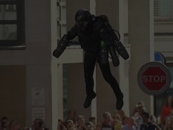 Keren! Mal di London Jual Kostum Terbang Iron Man