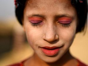Cara Bersolek Unik Kaum Muslimah Rohingya di Kamp Pengungsian
