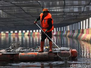 Sampah di Kali Sentiong Dibersihkan