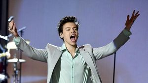 Seperti Tom Cruise, 5 Seleb Ini Pernah Lupa Tutup Ritsleting Celana