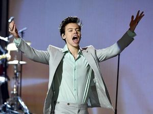 Seperti Tom Cruise, 5 Seleb Ini Pernah Lupa Tutup Ritsleting Celana