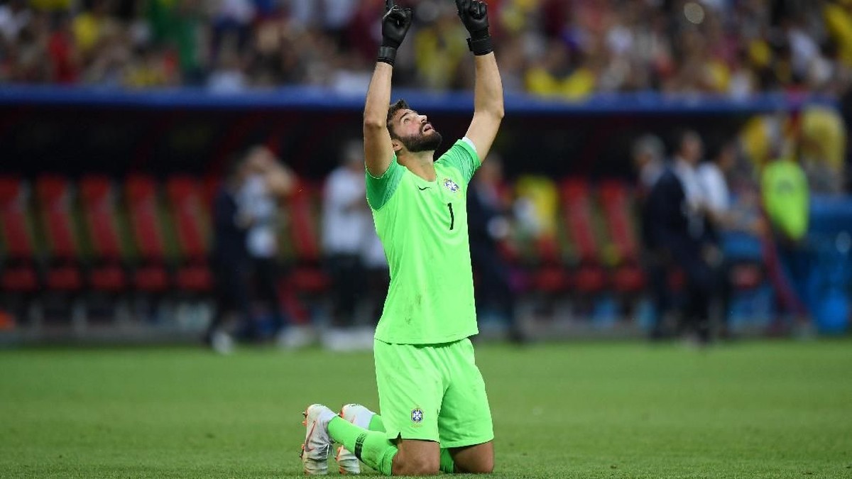 Alisson Becker dibela Juergen Klopp usai ditebus mahal oleh Liverpool. (Foto: Shaun Botterill/Getty Images)