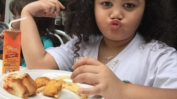 Gemas! Gaya Makan Si Keriting Amora Putri Krisdayanti dan Raul Lemos