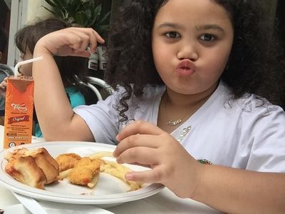 Gemas! Gaya Makan Si Keriting Amora Putri Krisdayanti dan Raul Lemos
