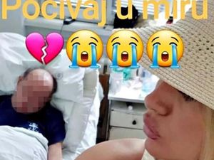 Netizen Geram, Model Ini Pose Duck Face Dengan Jenazah Ayahnya Netizen Geram, Model Ini Pose Duck Face Dengan Jenazah Ayahnya