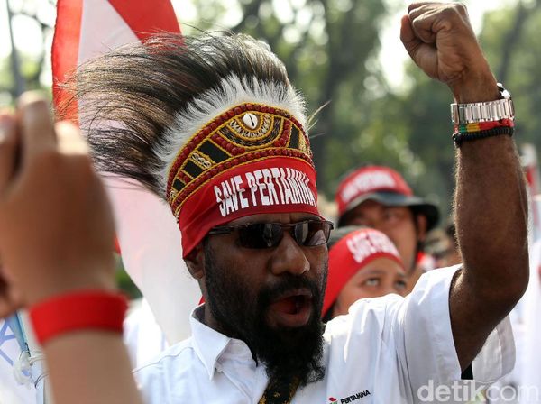 Pekerja Pertamina Demo Tolak Penjualan Aset