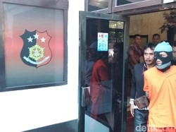 Pria Bandung Tusuk Mati Sahabat yang Goda Istrinya