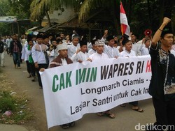 Santri Jalan Kaki Banjar-Jakarta Dukung Cak Imin Cawapres