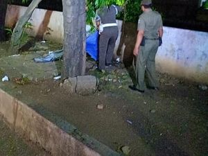 Satpol PP Amankan 10 PSK yang Mangkal di Jembatan Genit Jakbar