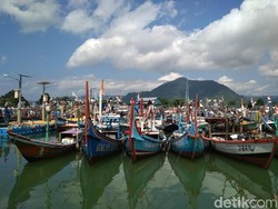 Dua Kapal Nelayan Nyaris Tenggelam Diterjang Gelombang Tinggi