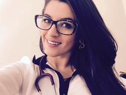 Natalia Loew Becker adalah istri kiper Liverpool Alisson Becker. Ibu dua anak ini berprofesi sebagai dokter (Instagram @natalialbecker)