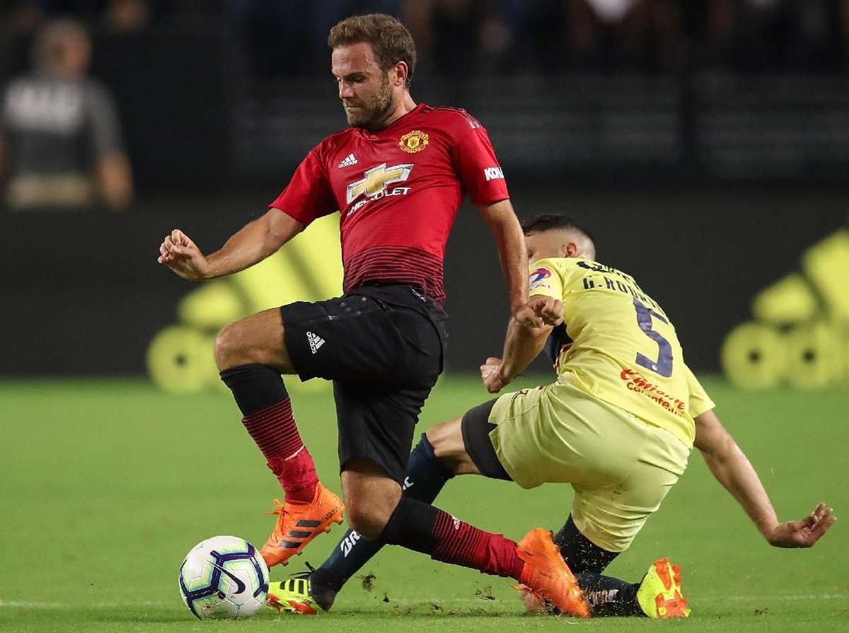 Juan Mata cetak gol untuk Manchester United ke gawang Club America. (Foto: Christian Petersen/Getty Images)