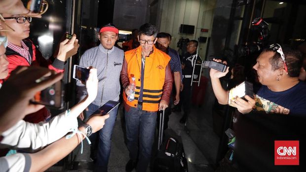 Kalapas Sukamiskin Wahid Husein mengenakan rompi tahanan KPK.