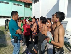 Lempari 3 Truk dengan Batu, Ratusan Suporter Bola Diamankan