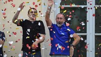 Antoine Griezmann merayakan gelar juara bersama ayahnya, Alain Griezmann. Sang ayah tentu bangga melihat pencapaian anaknya tersebut. (PHILIPPE DESMAZES/AFP PHOTO)