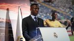Ronaldo Sambut Vinicius Junior di Bernabeu