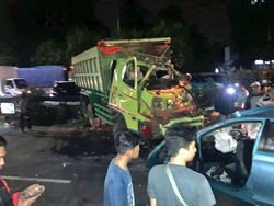 Ada Kecelakaan Truk Vs Taksi, Tol Slipi Macet