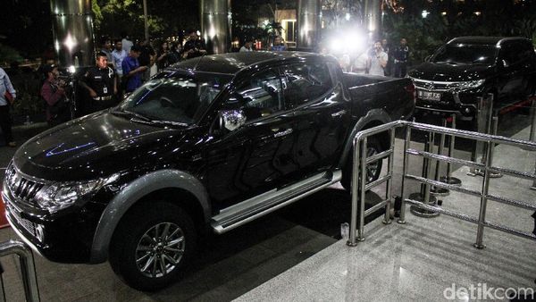 Ini Penampakan 2 Mobil Milik Wahid Yang Ditahan KPK