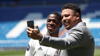 Ronaldo tak lupa selfie dengan Vinicius Junior. Bisakah Vinicius mengikuti jejak sukses Ronaldo di klub ibukota tersebut? (Susana Vera/REUTERS)