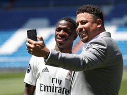 Ronaldo tak lupa selfie dengan Vinicius Junior. Bisakah Vinicius mengikuti jejak sukses Ronaldo di klub ibukota tersebut? (Susana Vera/REUTERS)