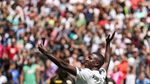 Ronaldo Sambut Vinicius Junior di Bernabeu